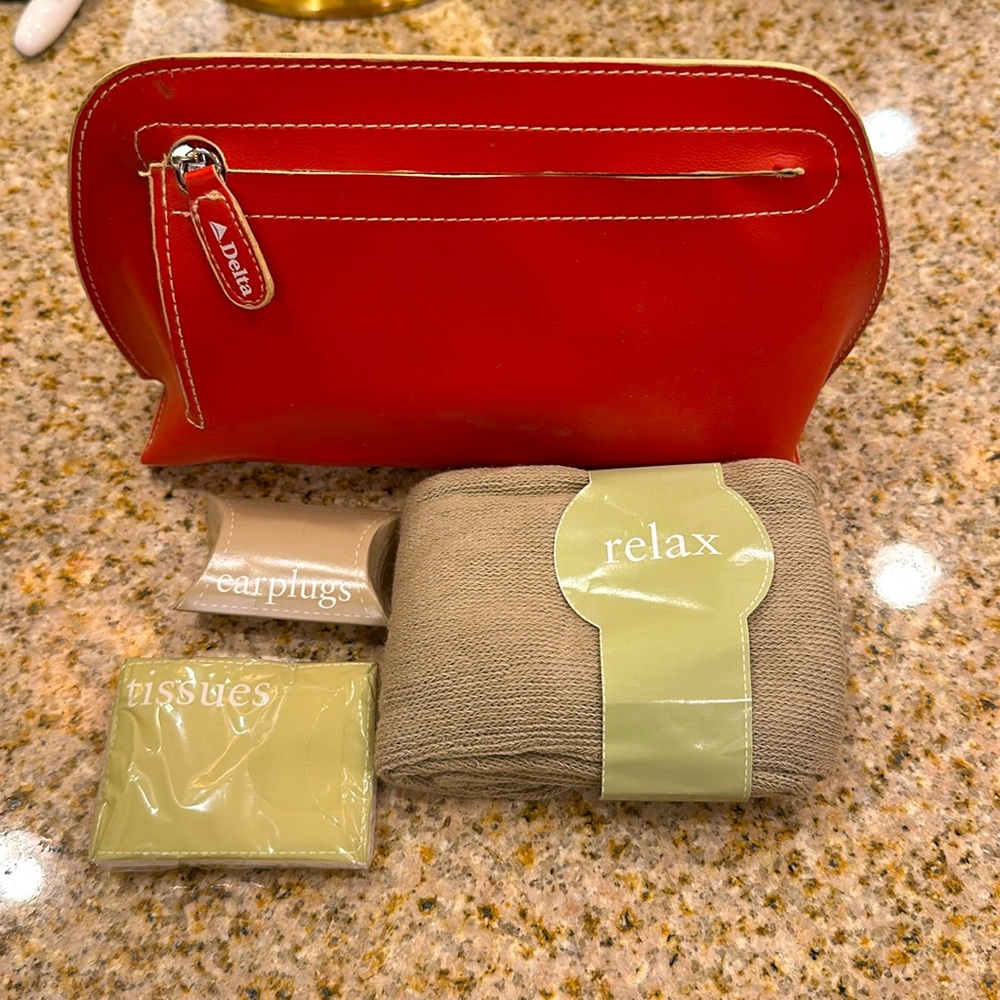 VINTAGE ❤️DELTA AIRLINES ZIPPER  TOILETRIES CASE WITH SOCKS, EARPLUGS & TISSUES